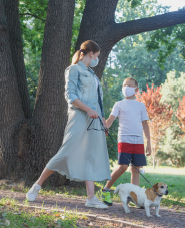 公園で過ごす人々イメージ写真