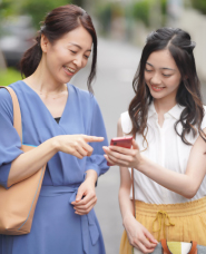 日本人お母さんと娘の写真