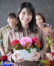 花と女性の写真