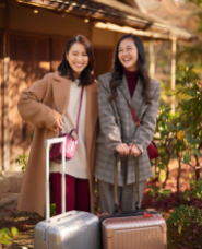 日本人女性秋冬旅行の写真