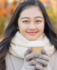 冬の若い女性のポートレート