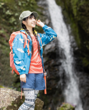 登山する女性の写真