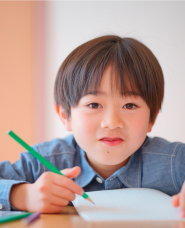 小学生の男の子の写真