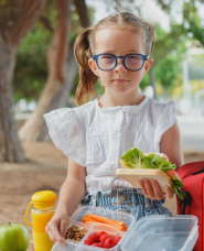 食事する子どもの写真